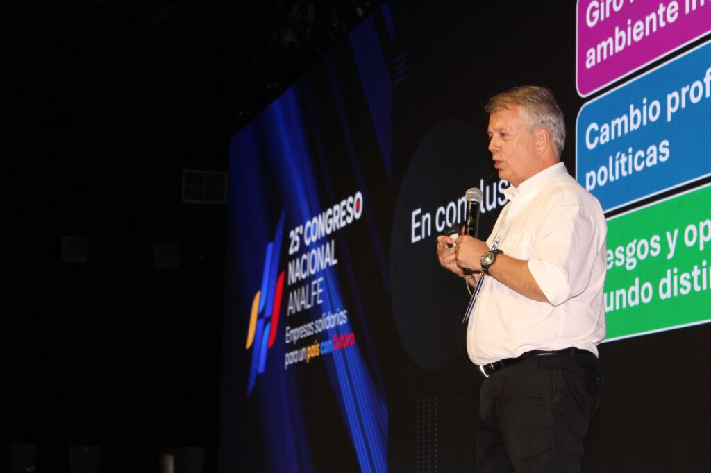 Ricardo Ávila durante su conferencia en el 25.º Congreso Nacional de ANALFE